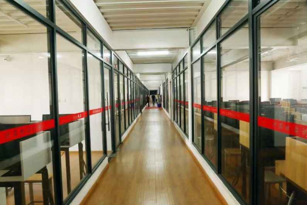 江西昌大技工學(xué)校機(jī)房圖片