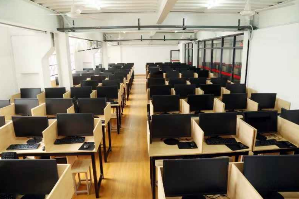 江西昌大技工學(xué)校機(jī)房圖片